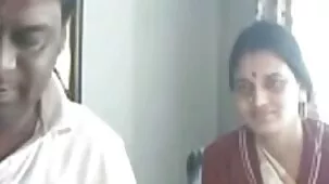 ముధీరిన సెక్స్ సన్నగా నల్లటి జుట్టు గల స్త్రీని జుట్టుతో మనిషి యొక్క తెలుగులో సెక్స్ సినిమా చేతి